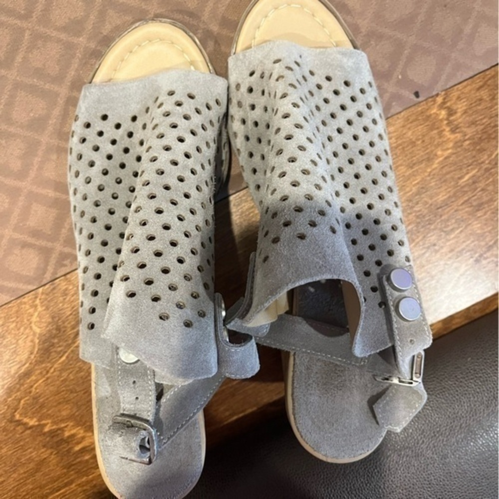 Grey shoe with heel